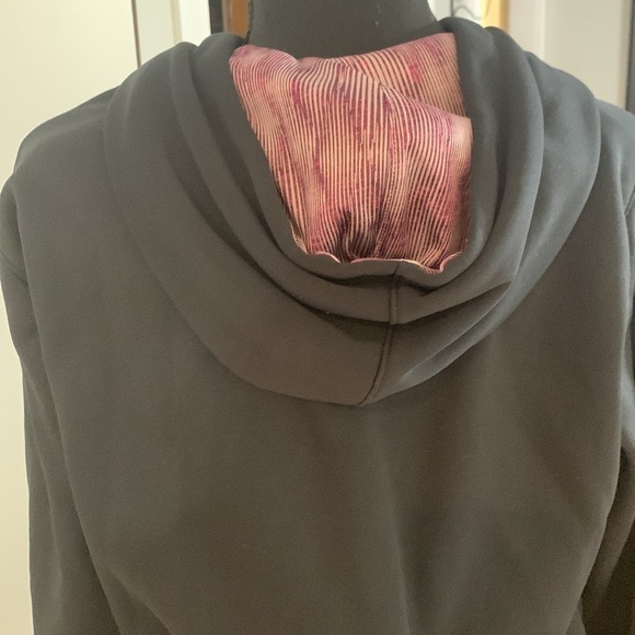 Under Armour Cold  gear hoodie size M black/pink like new - Picture 9 of 9